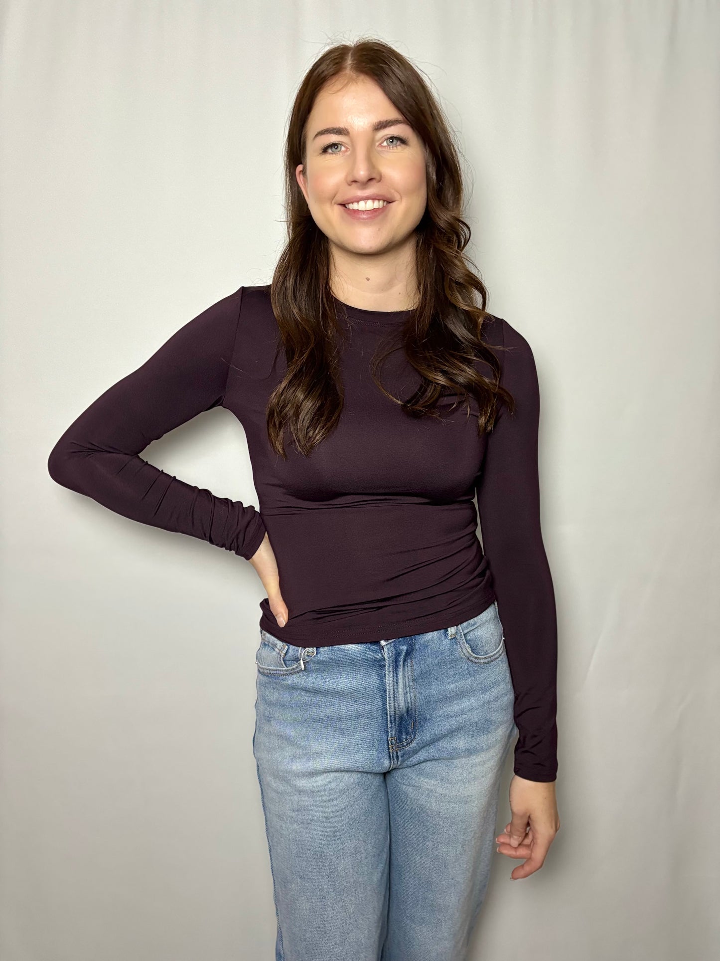 Aansluitende aubergine dames longsleeve top van het merk By Swan van Myjewellen