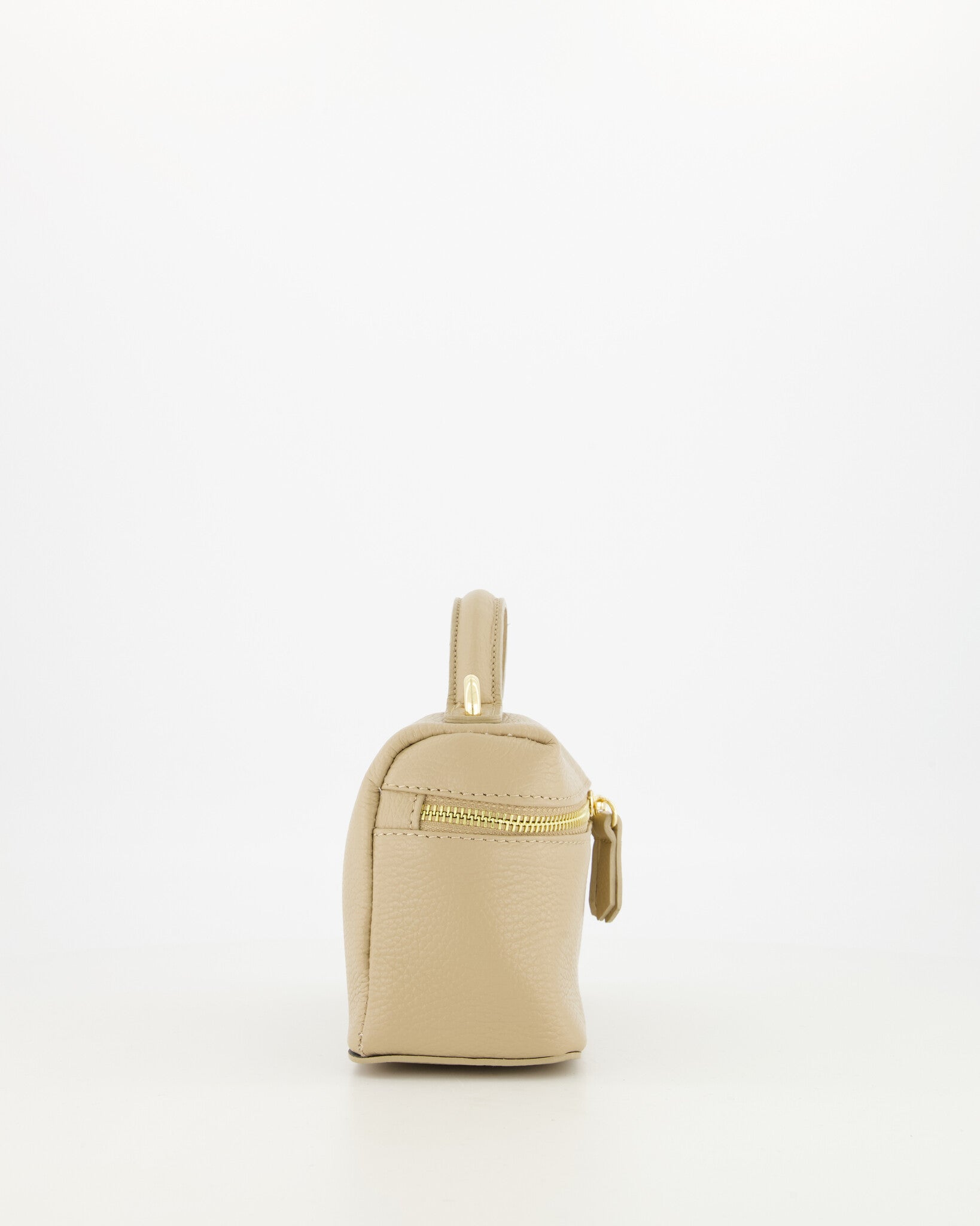 Zijaanzicht van taupe leren structured small bag met gold hardware en verstelbare strap