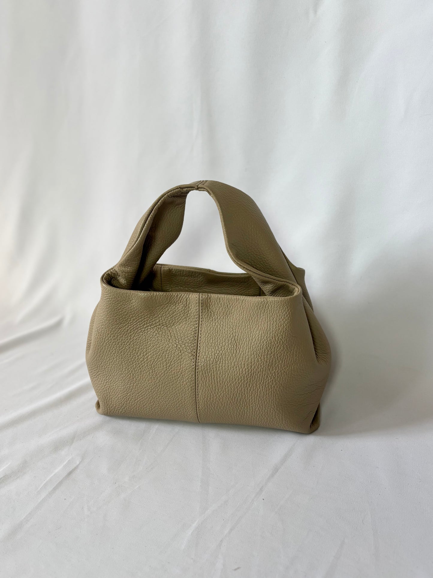 Zijaanzicht van de beige rundleren crossbody tas Valentina met de handige verstelbare en afneembare schouderband.