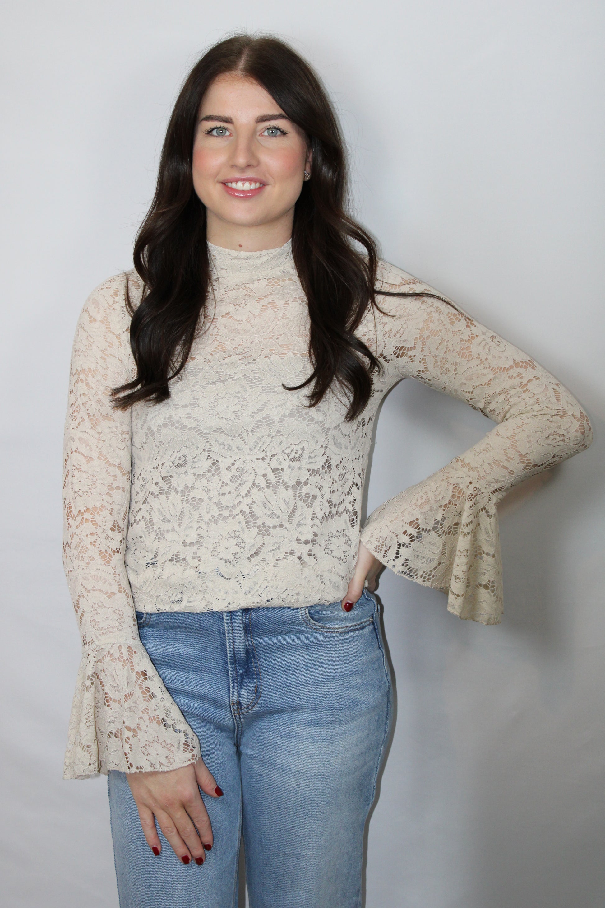 Beige kanten top Lana van Myjewellen: een elegante dames mesh top met lange mouwen en een ronde hals.