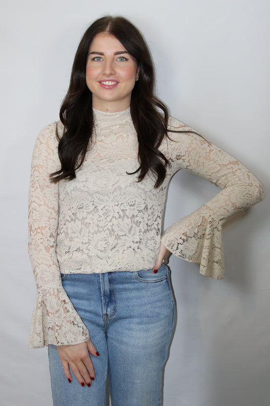 Beige kanten top Lana van Myjewellen: een elegante dames mesh top met lange mouwen en een ronde hals.