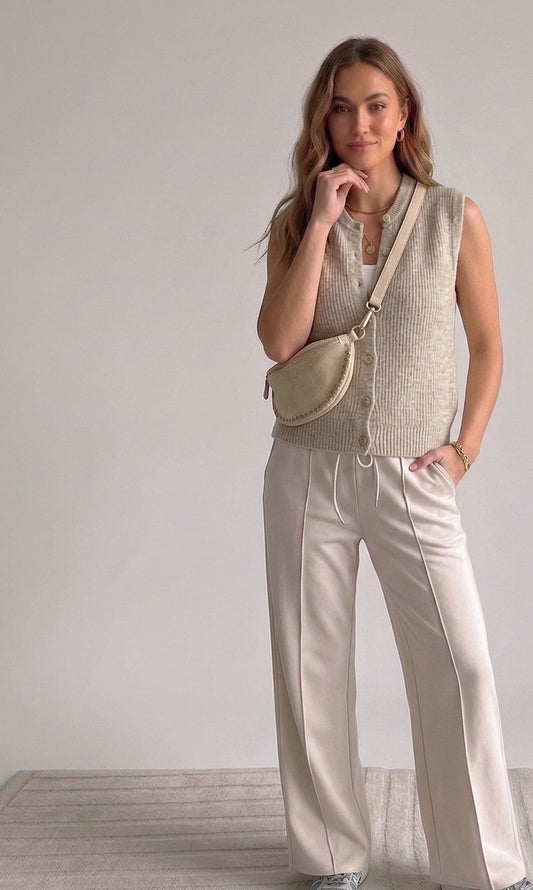 Top Mae in het beige van Myjewellen: een zachte gebreide damestop met een knoopsluiting en ronde hals.