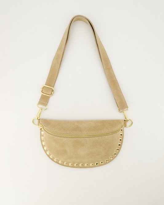 Kleine beige suède dames crossbody tas Levi met studs van Myjewellen