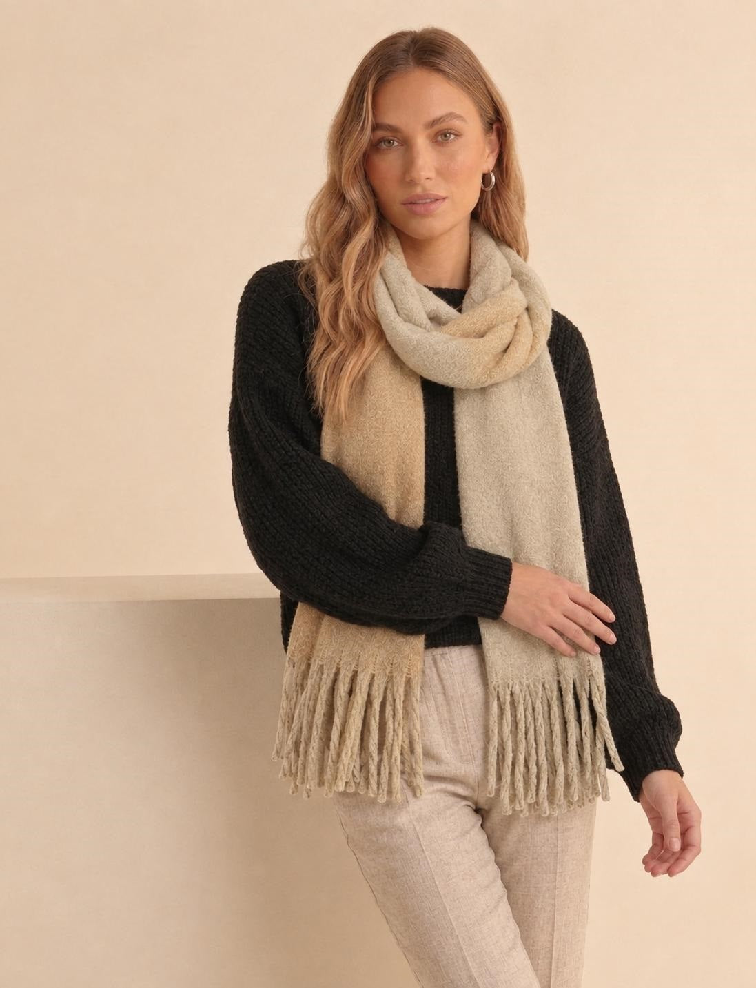 Lange en heerlijk zachte beige dames wintersjaal met franjes van Myjewellen