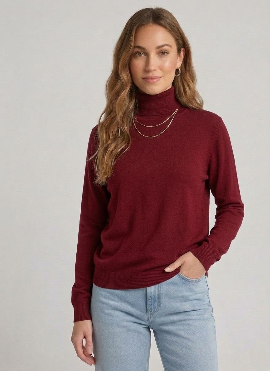 Bordeaux coltrui voor dames met comfortabele pasvorm, gedragen met lichtblauwe jeans.