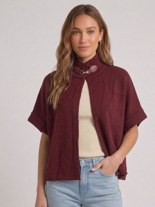 Lima Cape Poncho in het bordeaux van Myjewellen: een luxe gebreid dames cape vest met een opstaande kraag en een stijlvolle gespsluiting.