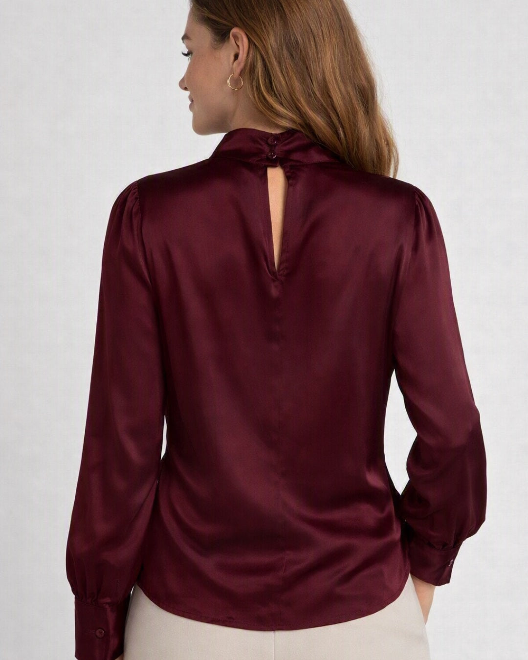 Achterkant van bordeaux satijnen damesblouse met keyhole‑detail en knoopsluiting Myjewellen.