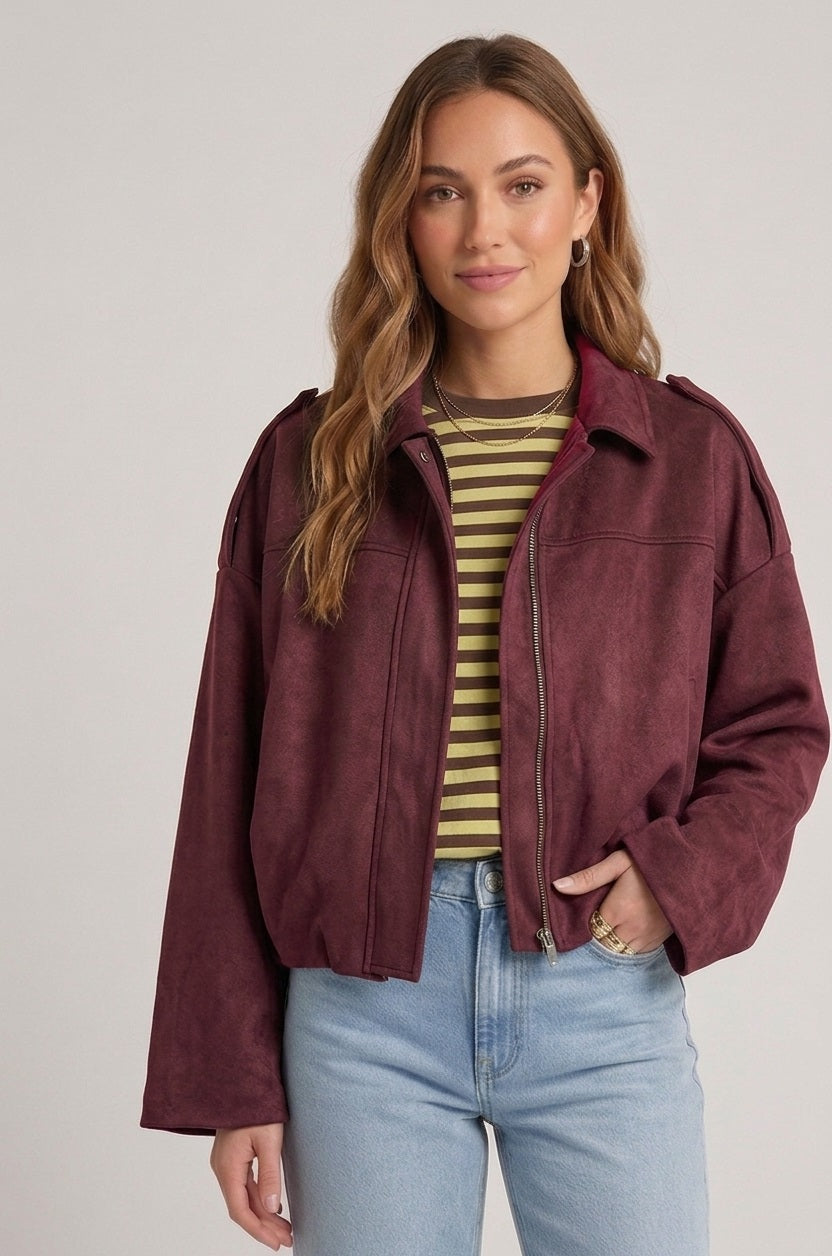 Bordeaux Suede look Bomber Lova van Myjewellen: een trendy korte dames jas van imitatie suède met een blinde ritssluiting en een klassieke kraag.