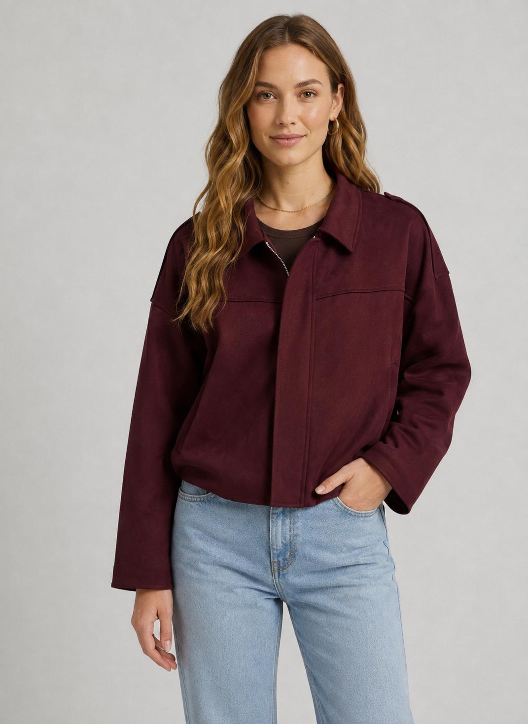 Bordeaux Suede look Bomber Lova van Myjewellen: een trendy korte dames jas van imitatie suède met een blinde ritssluiting en een klassieke kraag.