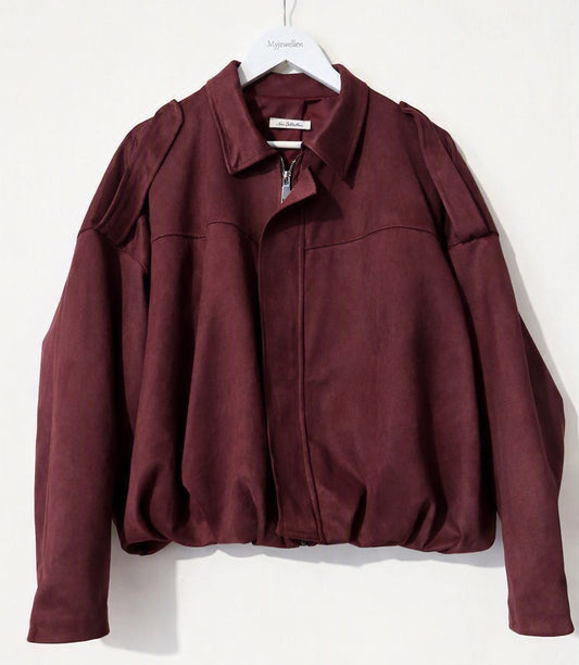 Bordeaux Suede look Bomber Lova van Myjewellen: een trendy korte dames jas van imitatie suède met een blinde ritssluiting en een klassieke kraag.