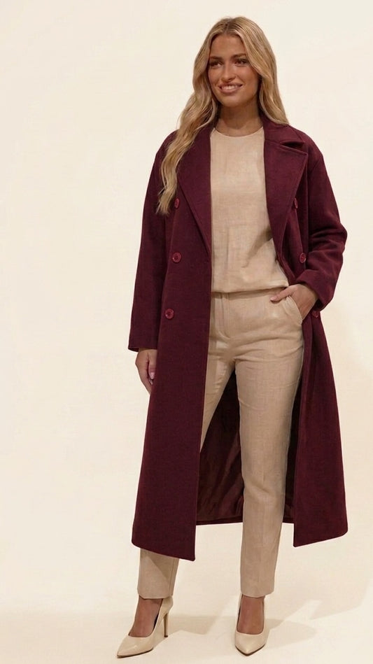 Bordeaux trenchcoat voor dames van Myjewellen: een elegante, lange jas met een warme wollook en een diepe bordeauxrode kleur.