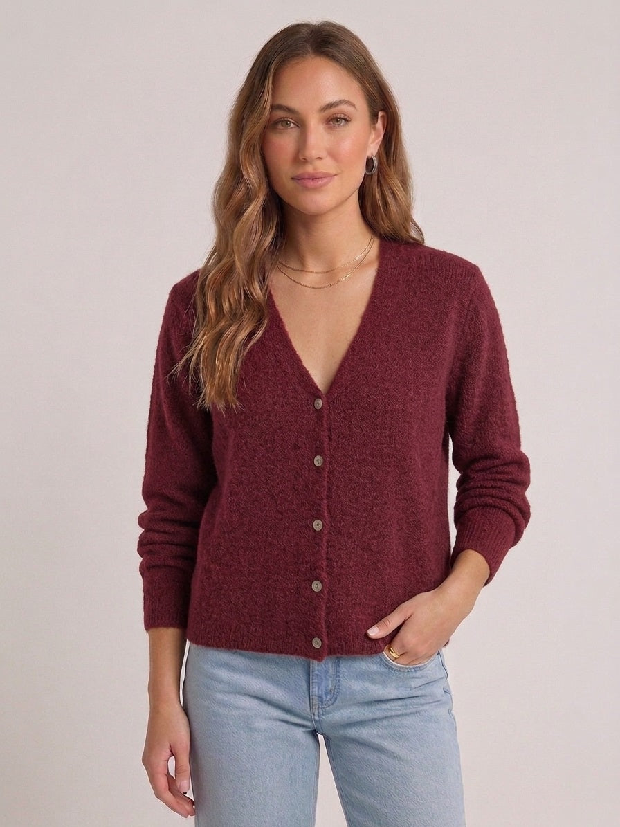 Nova Luxe Cardigan in het bordeaux van Myjewellen: een warm bordeaux rood gebreid dames vestje met unieke pastelknopen en een V-hals.