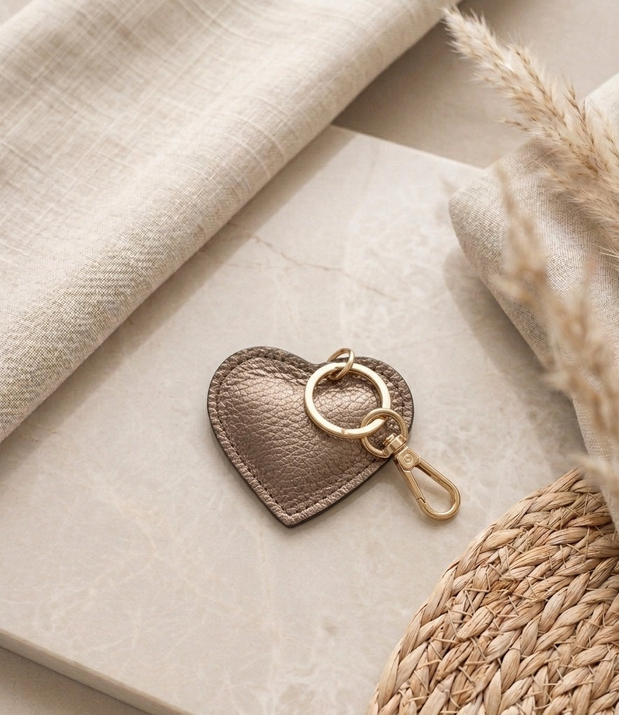 Sleutelhanger Hart Brons van Myjewellen: een elegante bronskleurige hartvormige sleutelhanger gemaakt van hoogwaardig leer.