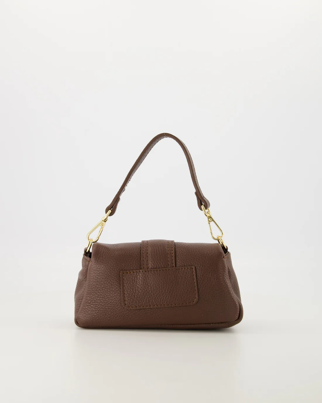 Kleine bruine leren Rosa Bag met tijdloos design en compact formaat.