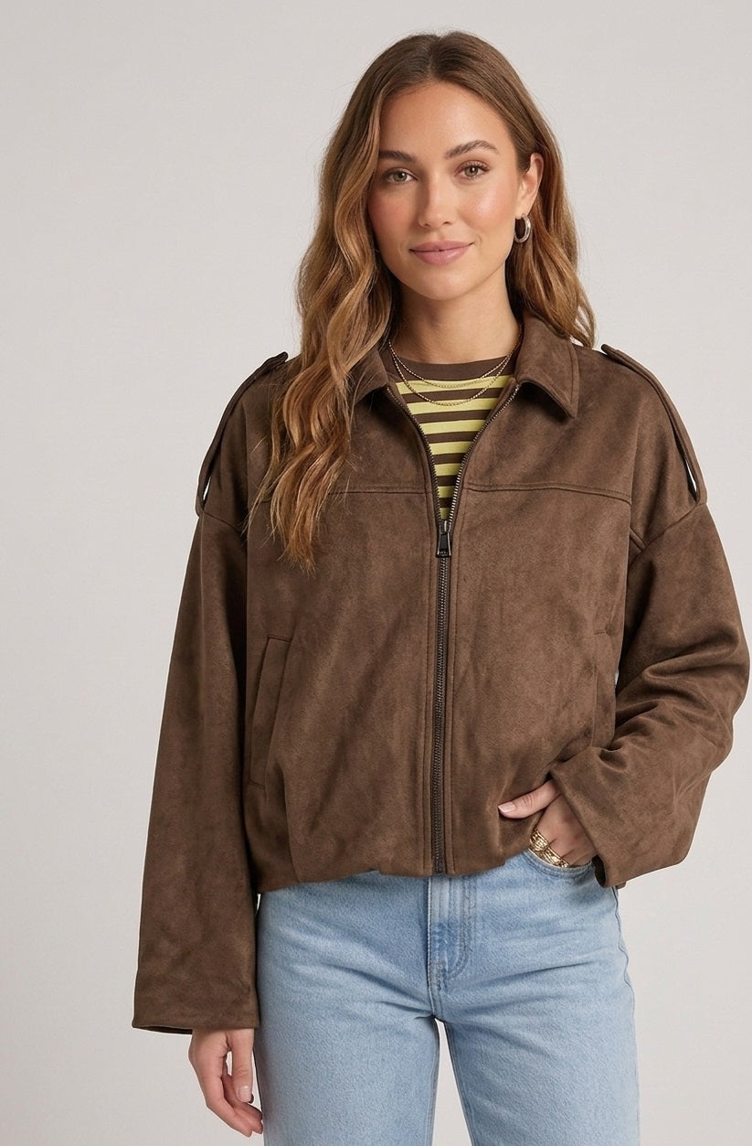 Bruin Suède look Bomber Lova van Myjewellen: een trendy korte dames jas van imitatie suède met een blinde ritssluiting en een klassieke kraag.