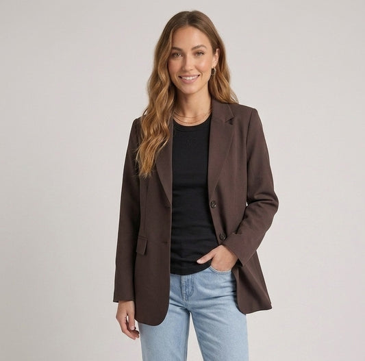 Bruine blazer voor dames met een comfortabele relaxed fit, een stijlvol bruin colbert van Myjewellen gemaakt van stretch polyester.