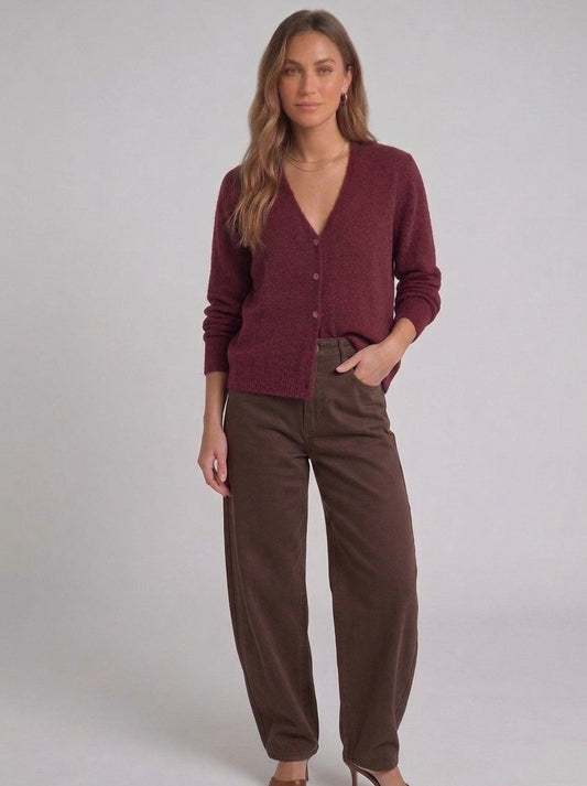 High-Waisted Balloon Jeans Chocolate Brown van Myjewellen: een trendy donkerbruine dames broek met wijdere pijpen en een hoge tailleband.