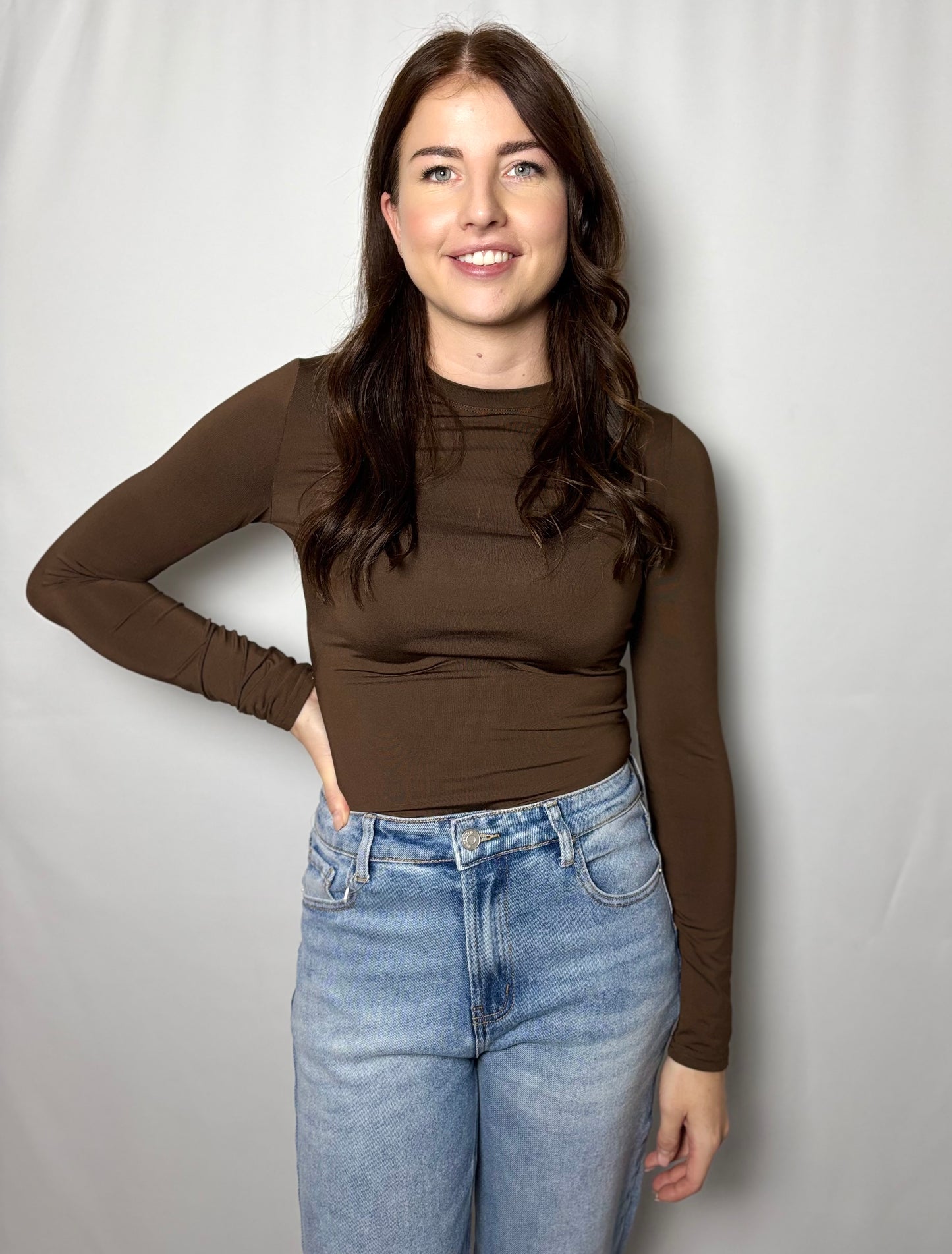 Aansluitende bruine dames longsleeve top van het merk By Swan van Myjewellen