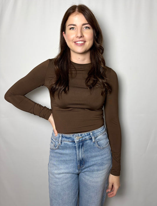 Aansluitende bruine dames longsleeve top van het merk By Swan van Myjewellen