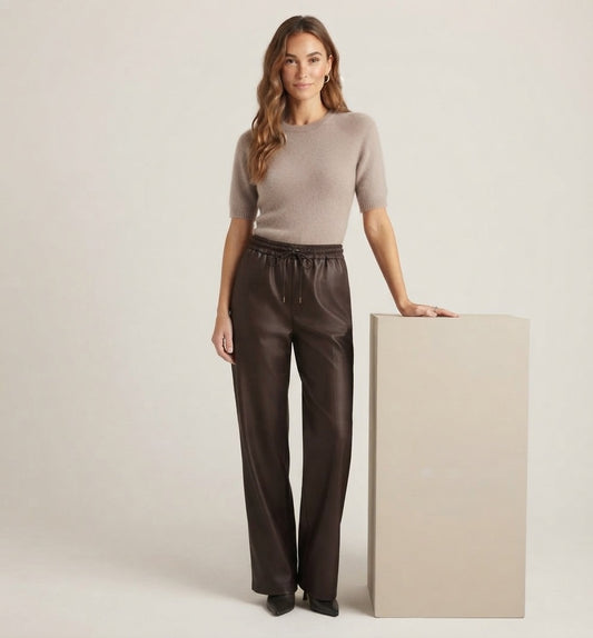 Chocoladebruine PU lederlook dames broek met wijde pijpen en elastische taille gecombineerd met taupe top