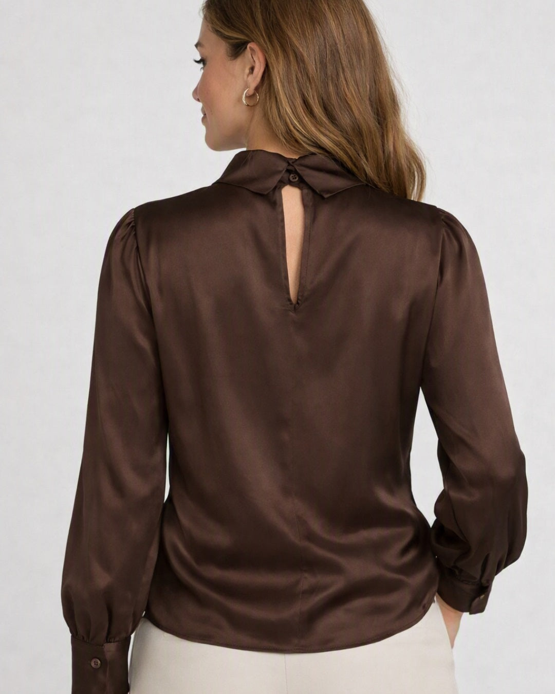 Achterkant van bruine satijnen damesblouse met keyhole‑detail en knoopsluiting Myjewellen.