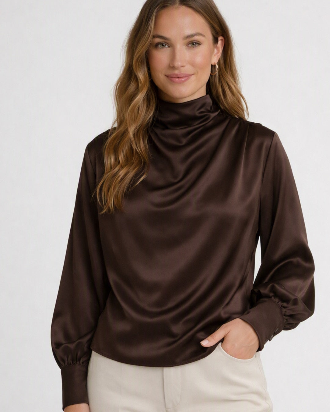 Bruine satijnen damesblouse met hoge kraag en lange mouwen Myjewellen.