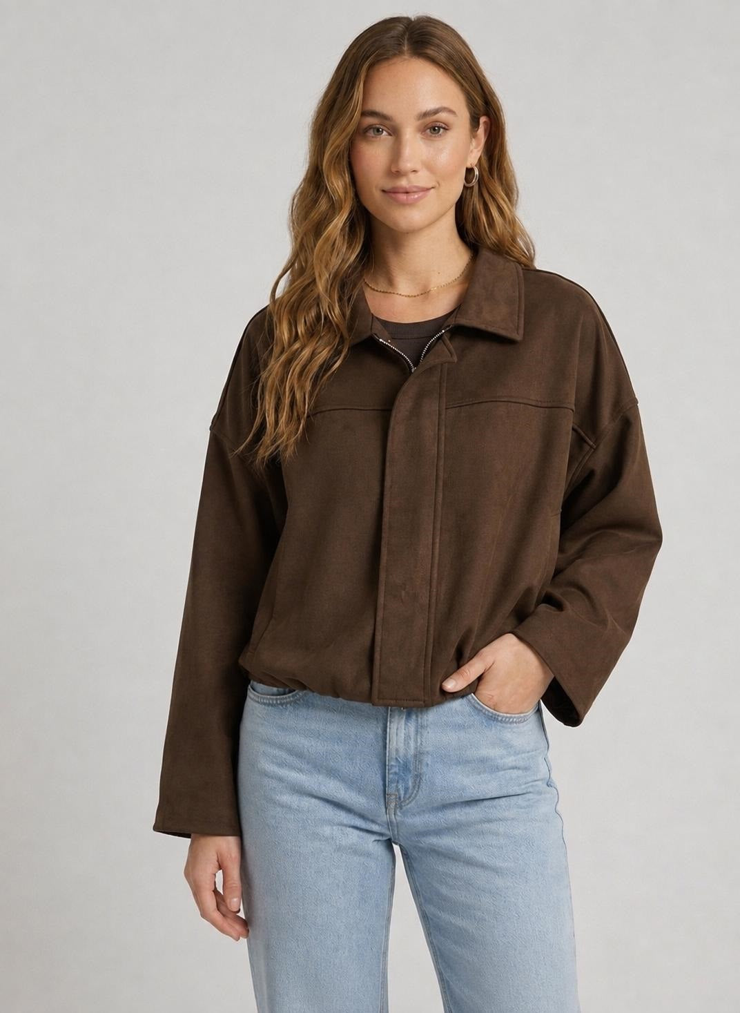 Bruin Suède look Bomber Lova van Myjewellen: een trendy korte dames jas van imitatie suède met een blinde ritssluiting en een klassieke kraag.