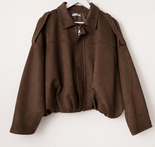 Bruin Suède look Bomber Lova van Myjewellen: een trendy korte dames jas van imitatie suède met een blinde ritssluiting en een klassieke kraag.