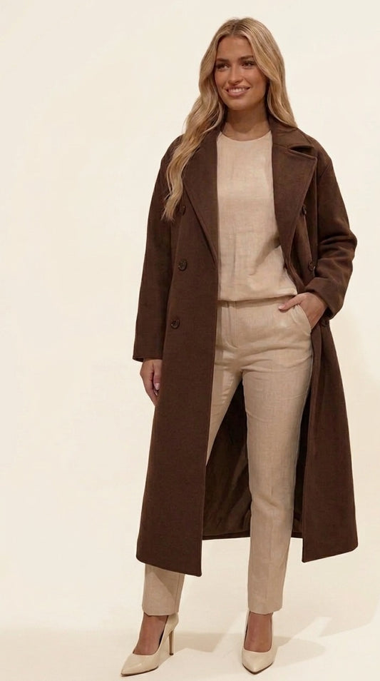 Bruine trenchcoat voor dames van Myjewellen: een elegante, lange jas met een warme wollook en een tijdloos design.