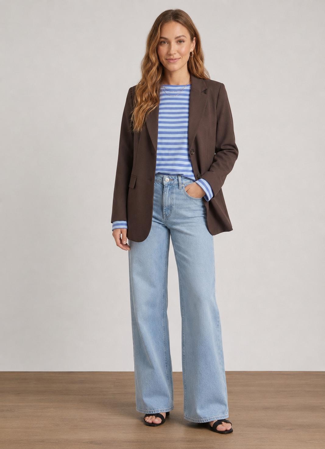 Bruine blazer met gestreepte blauwe longsleeve en straight leg jean tess van Myjewellen.