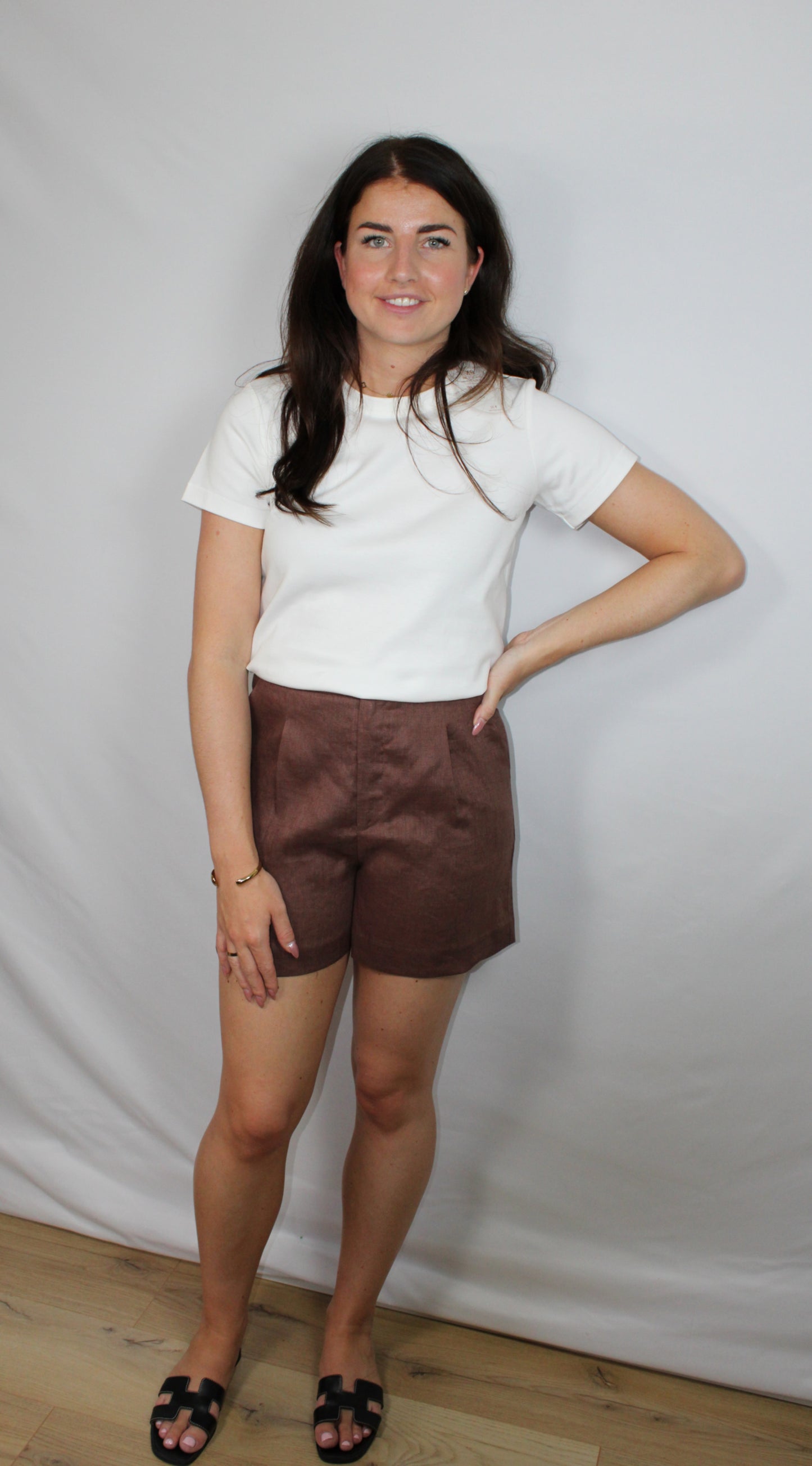 Bruine zomerse linnen short met basic witte top.