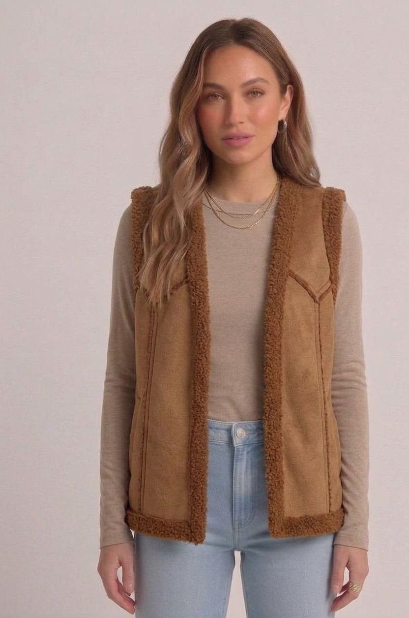 Close-up van de suèdelook en de zachte teddyrand van de camel bodywarmer