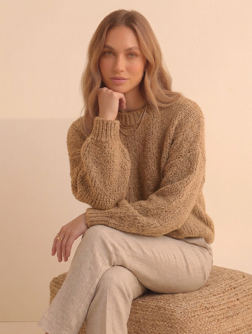 Camel trui voor dames van Myjewellen: de Senna trui is een warme gebreide trui van een comfortabele wolmix.