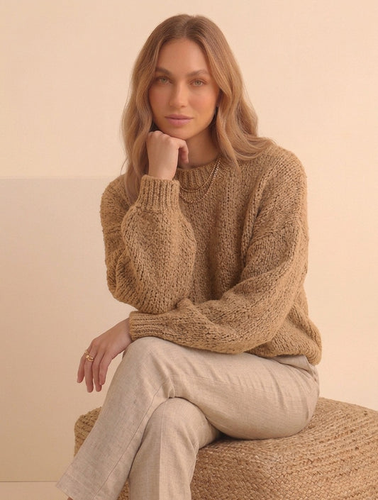Camel trui voor dames van Myjewellen: de Senna trui is een warme gebreide trui van een comfortabele wolmix.