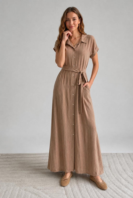 Taupe maxi doorknoopjurk met crinkle structuur, korte mouwen en ceintuur, gemaakt van 85% viscose en 15% nylon.