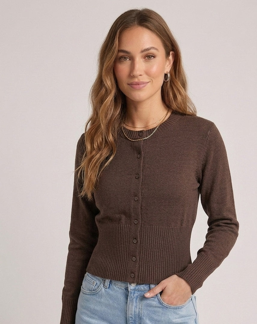 Elegante en aangesloten chocoladebruine dames top Olivia met lange mouwen en een zachte fijngebreide stretch structuur