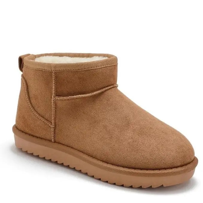 Lage camelkleurige imitatie-suède ultra mini laarzen met een dikke witte pluche voering en een flexibele profielzool.