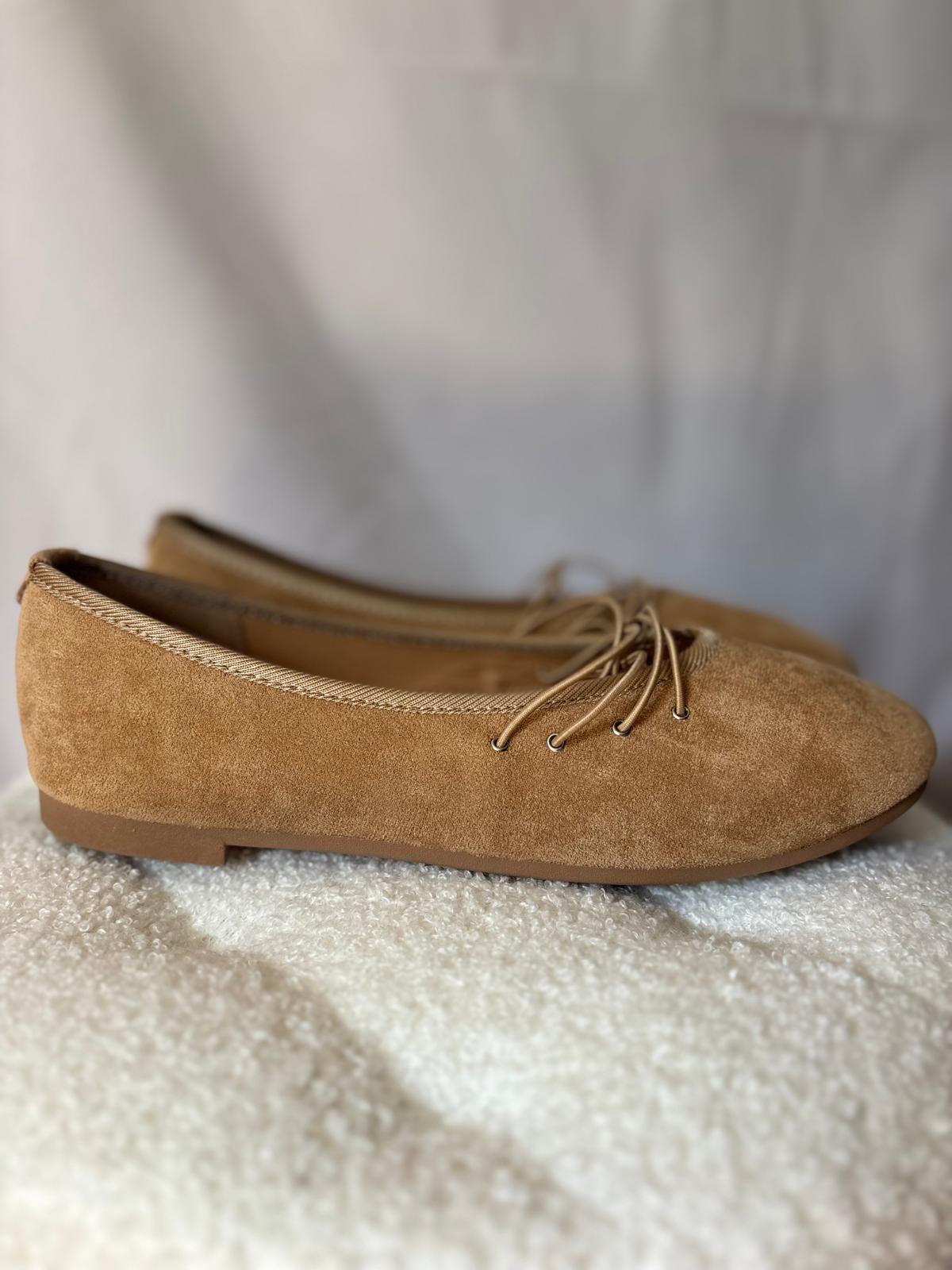 Comfortabele platte instapschoenen voor dames in een neutrale zandkleur en khaki tint, perfect te stylen als nude flatjes.