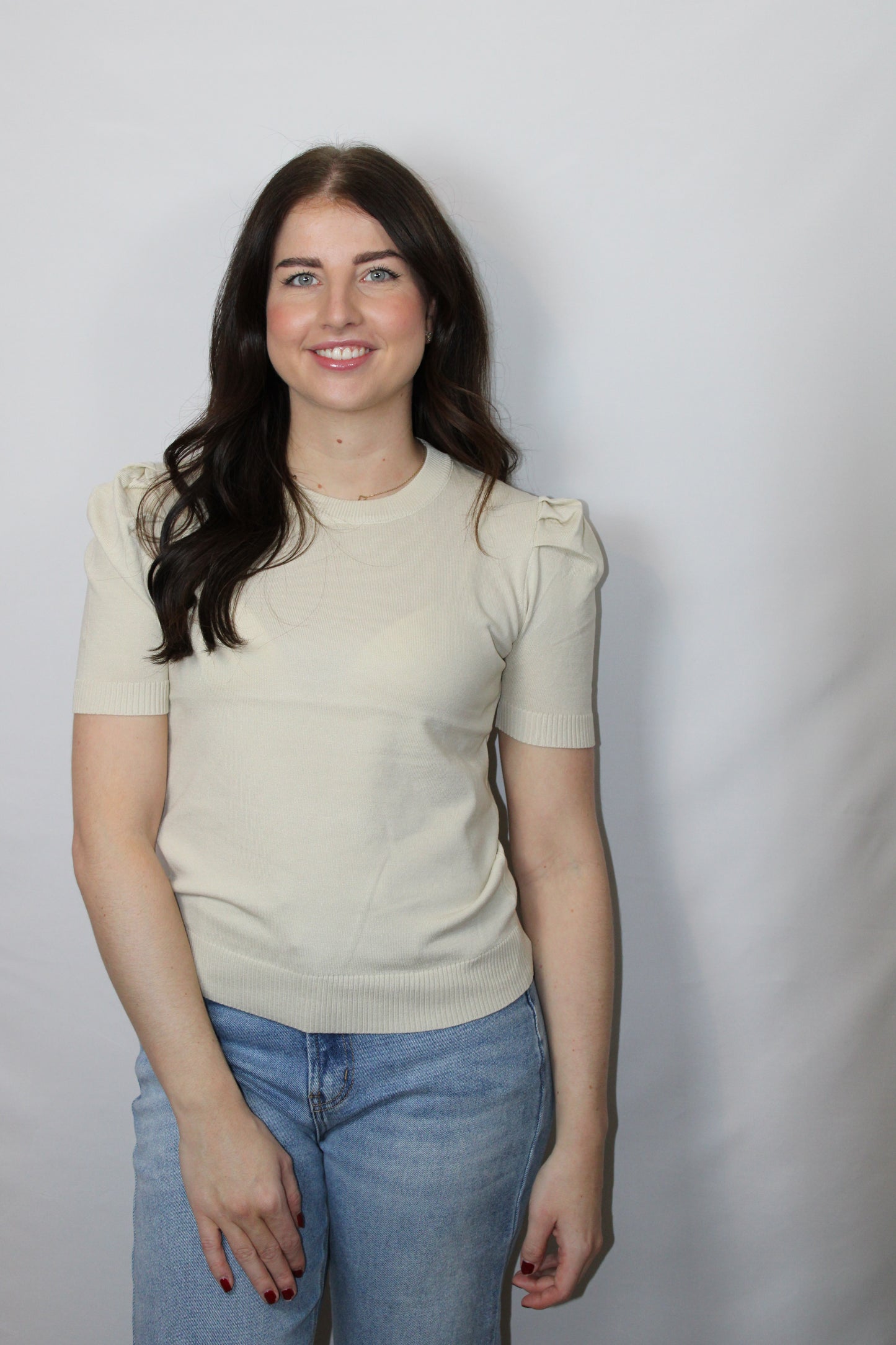  Beige dames T-shirt met korte mouwen en speelse pofmouwen – Myjewellen kleding.