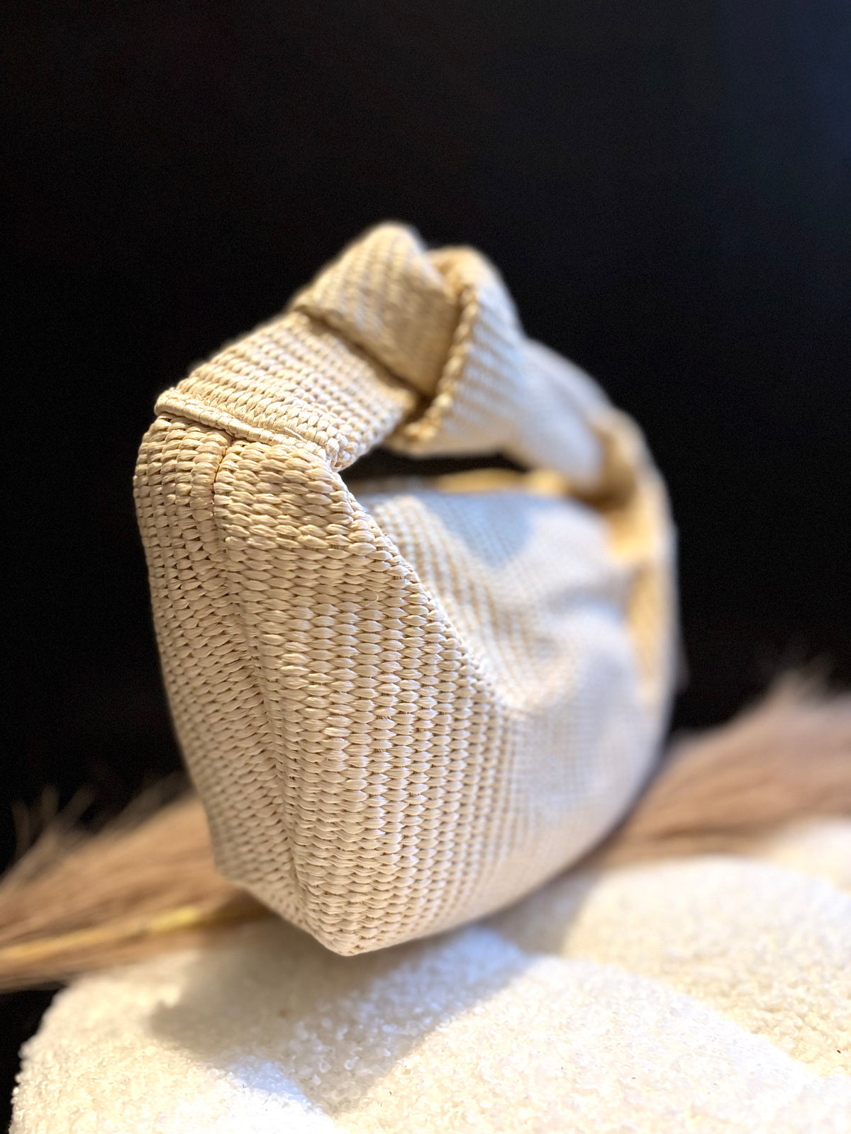 Gedetailleerde productfoto van de afwerking, de sluiting en het materiaal van de beige Bag Ayla schoudertas.
