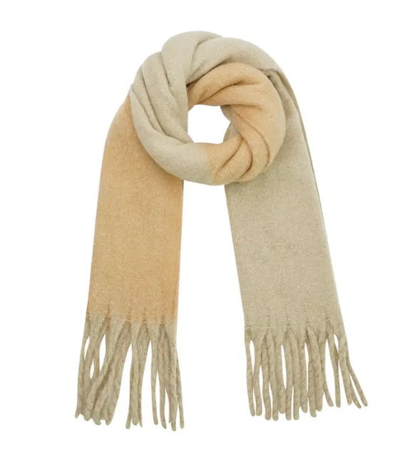 Dichtbij detail van de zachte, warme stof van de minimalistische beige wintersjaal.