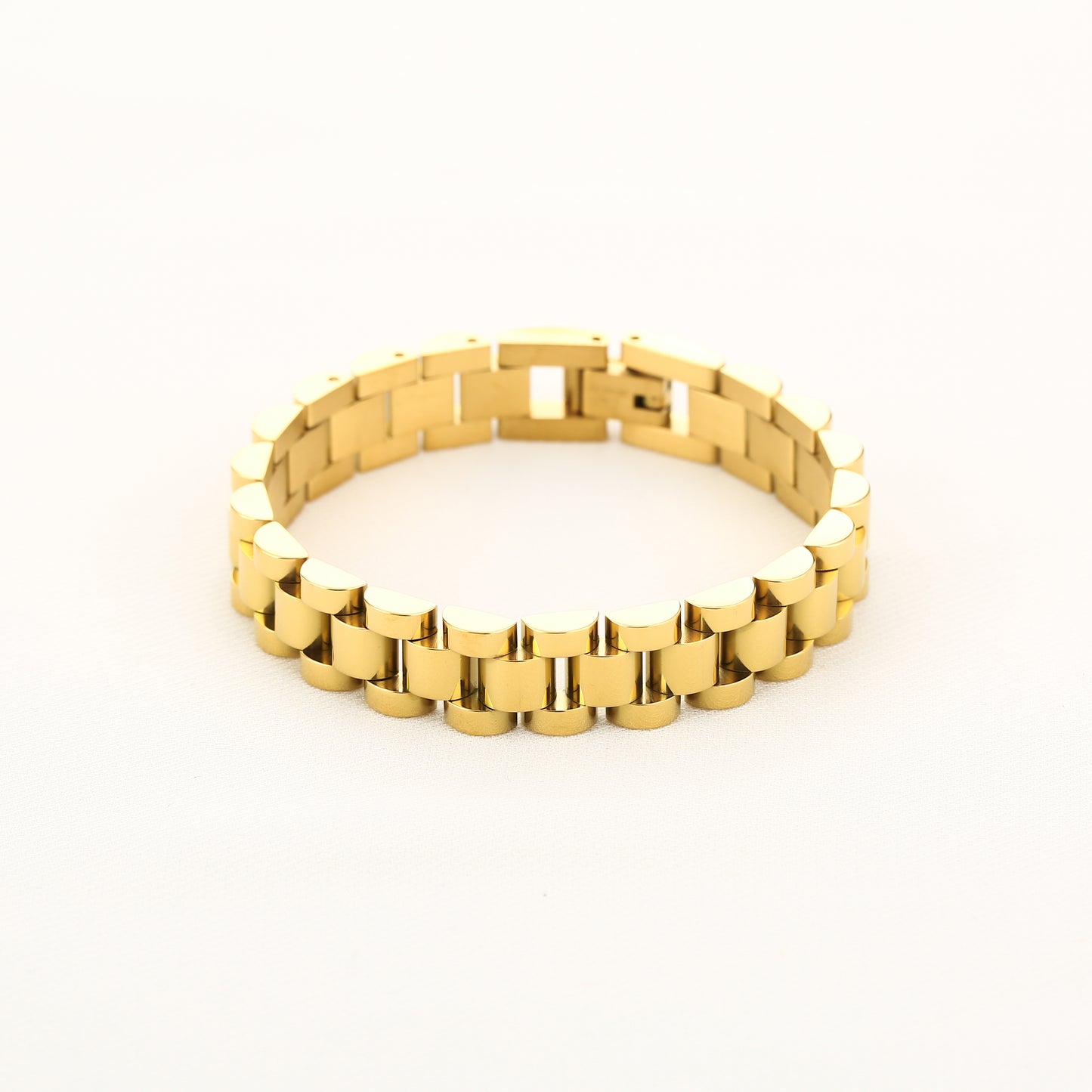 Gedetailleerde productfoto van de sluiting en de glanzende schakels van de goudkleurige roestvrijstalen Golden Link armband.