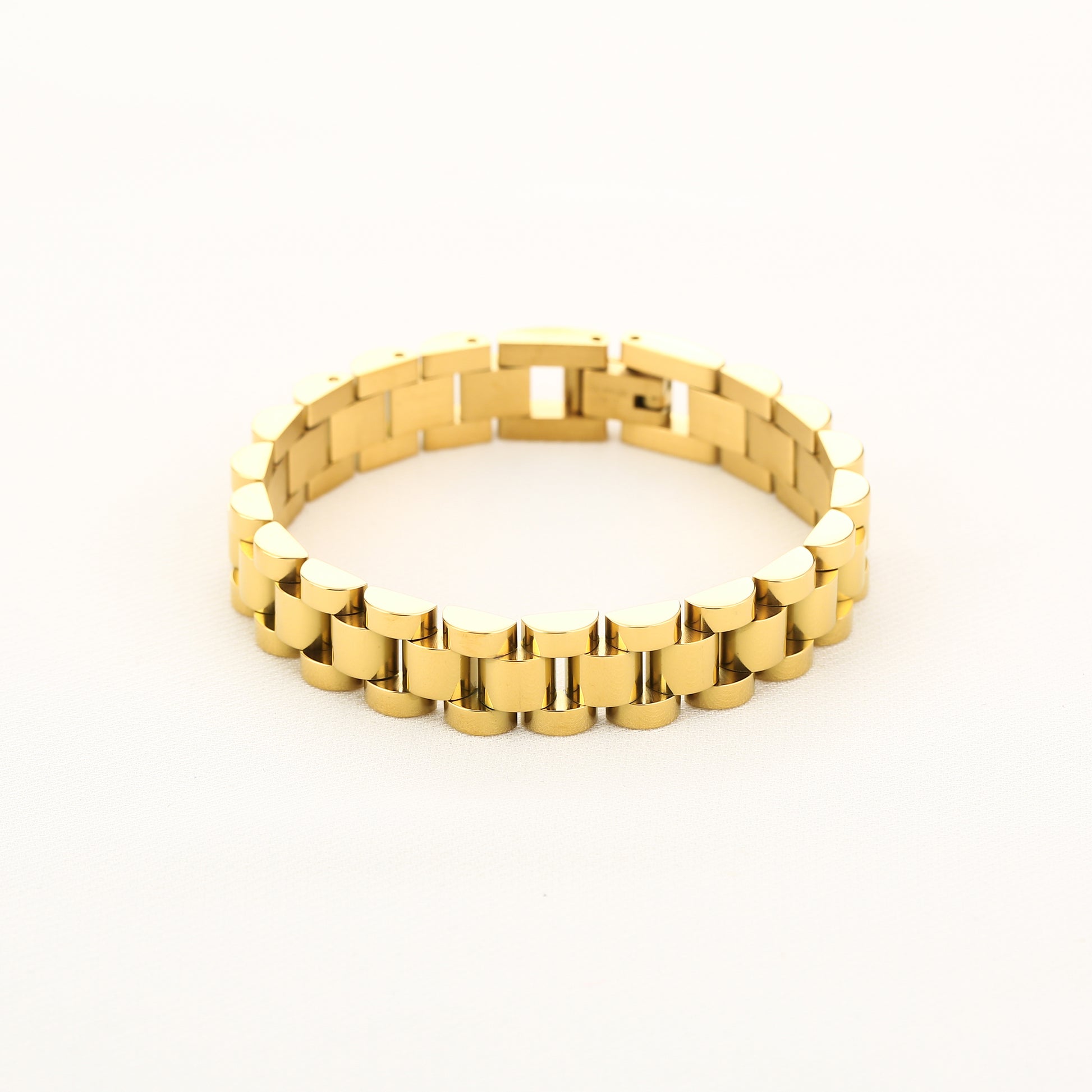 Gedetailleerde productfoto van de sluiting en de glanzende schakels van de goudkleurige roestvrijstalen Golden Link armband.