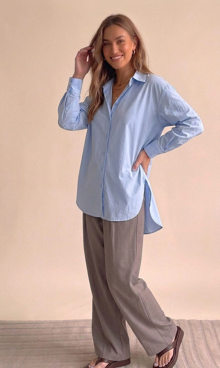 Gedetailleerde productfoto van de achterkant van de oversized lichtblauwe blouse Mara, met een flatterende langere valling.