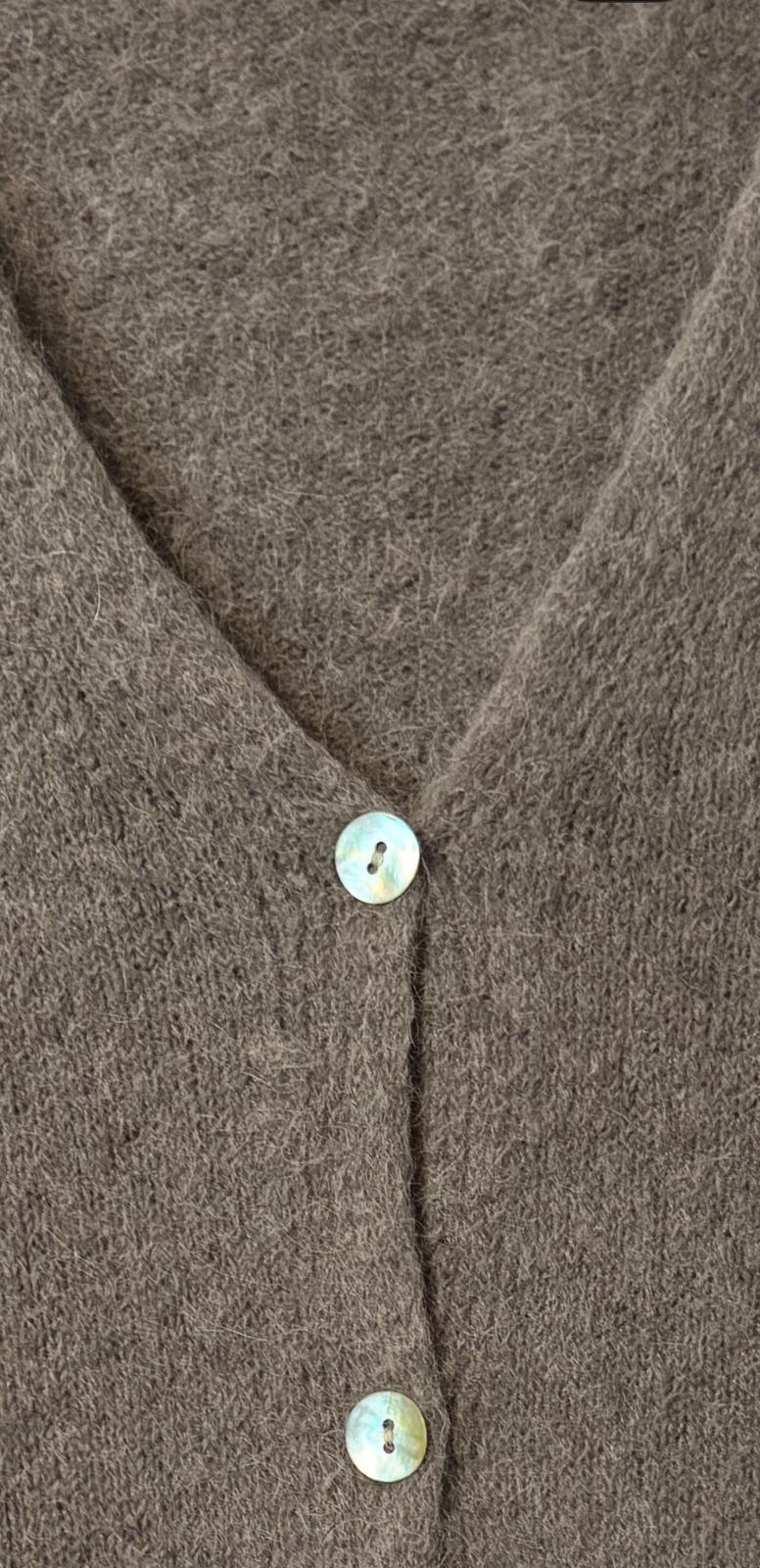 Detail van de zachte baby alpaca wolmix van de taupe dames cardigan Nova