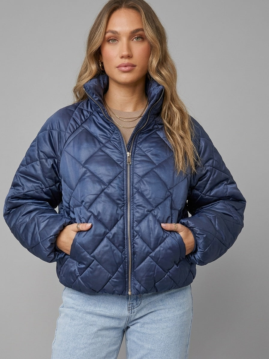 Donkerblauwe puffer jas voor dames van Myjewellen: een trendy gewatteerde tussenjas met een doorgestikt ruitpatroon en een hoge opstaande kraag.