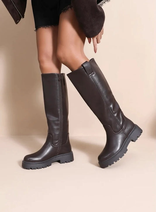 Elegante donkerbruine hoge dames laarzen met comfortabele profielzool en ritssluiting van Myjewellen.