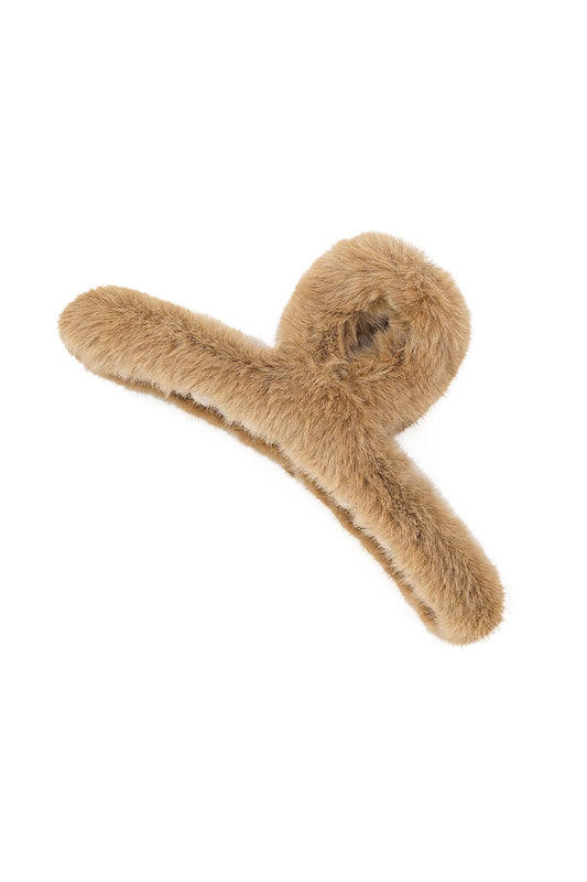 Fluffy haarclip in het camel bruin voor dames, een grote en zachte pluche haarklem van Myjewellen.