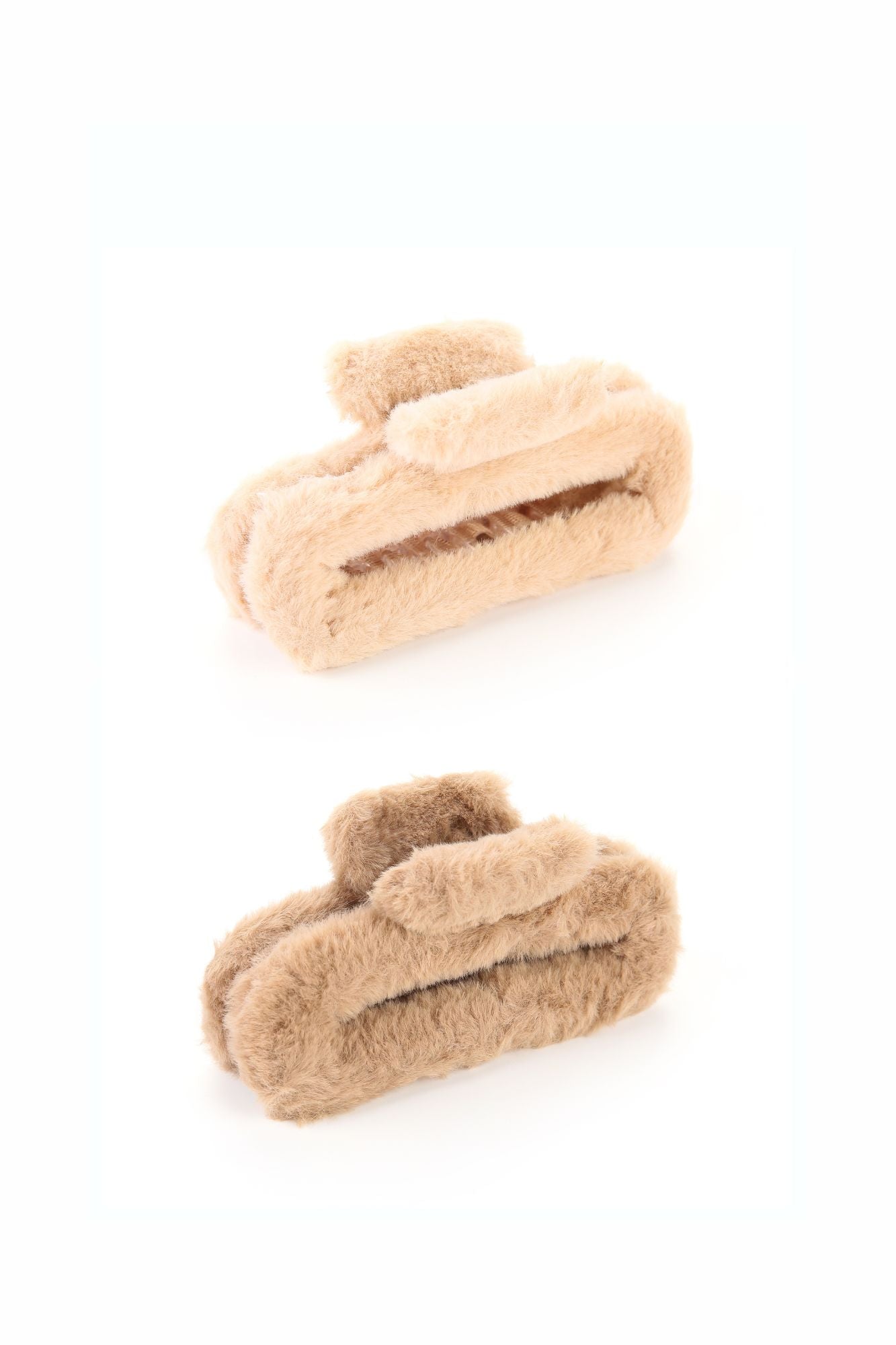 Detail van de beige teddy haarclip met een stevige grip, perfect voor het creëren van een on-trend kapsel.