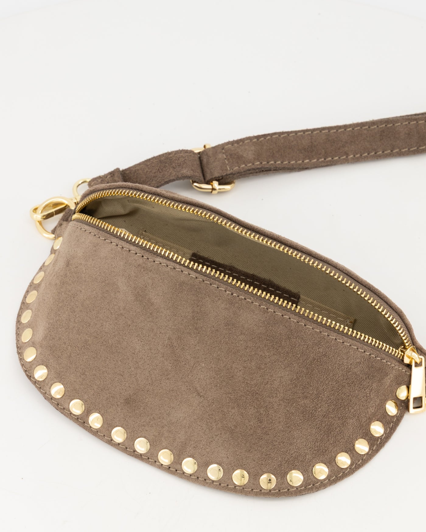 Gold zipper detail van taupe suède half‑moon small bag met 1 hoofdvak en extra vakje.
